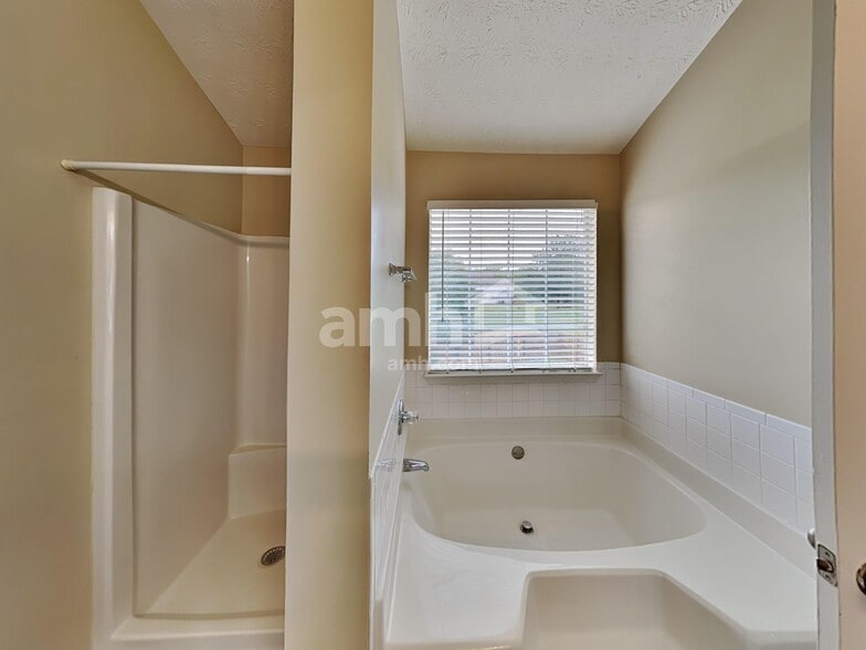 Building Photo - 602 Thrasher Ct