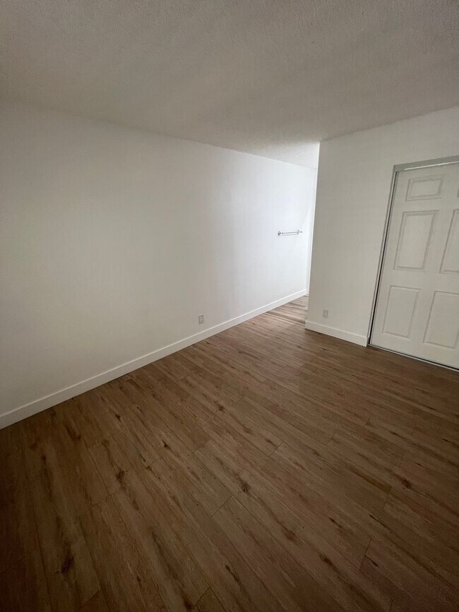 Building Photo - 4831 Lago Dr