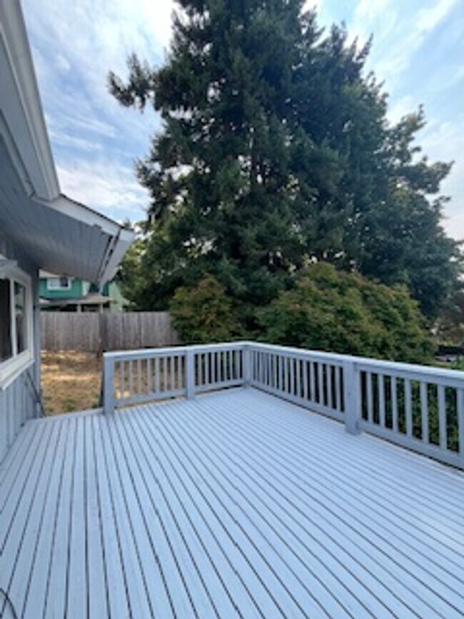 Building Photo - Elm Duplex