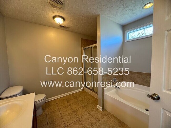Building Photo - 105 Scaley Bark Dr