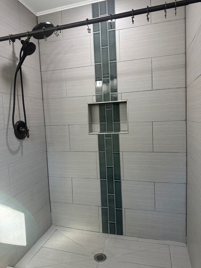 Building Photo - 3 Bedroom with extra Office Space AVAILABL...