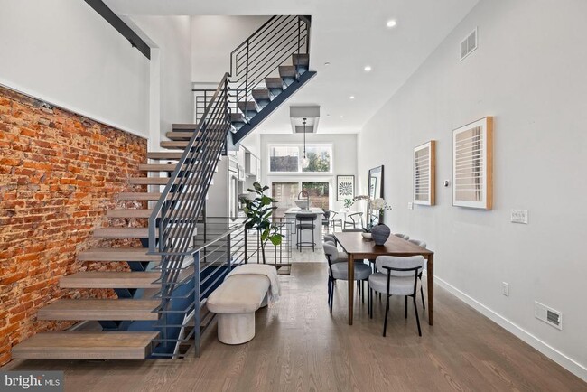 Building Photo - 2106 Spring St