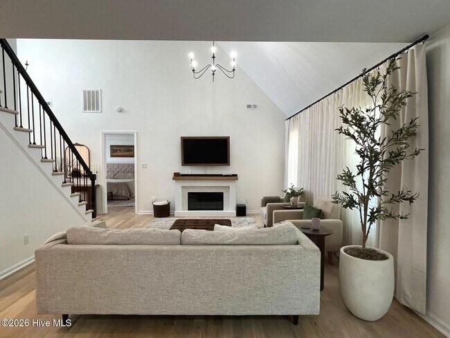 Building Photo - 561 Thorncliff Dr