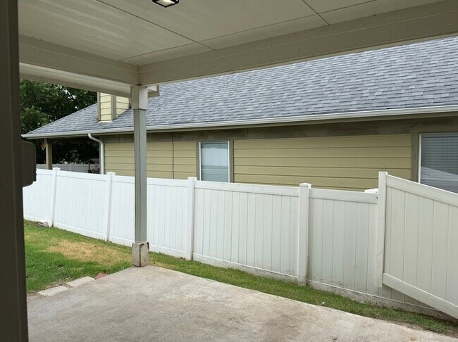Building Photo - 413 Hilltop Dr