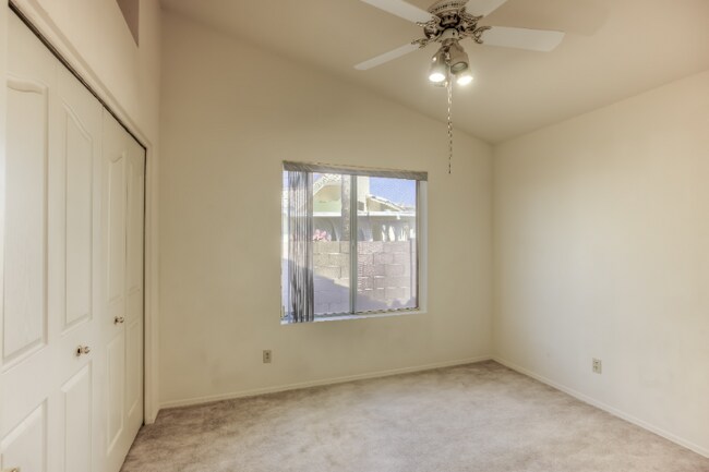 Building Photo - 1510 W Dusk Glow Loop
