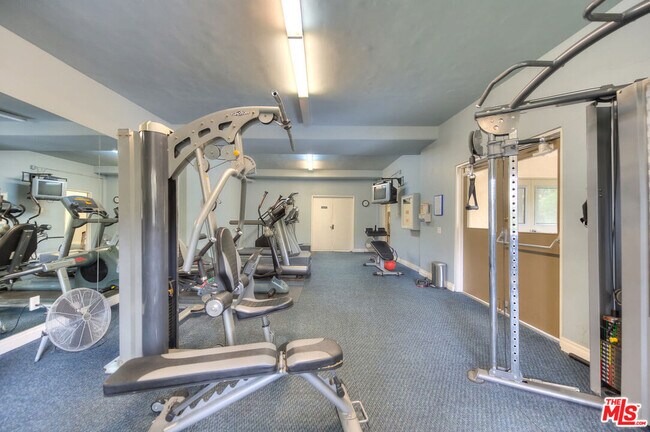 Building Photo - 6708 Hillpark Dr