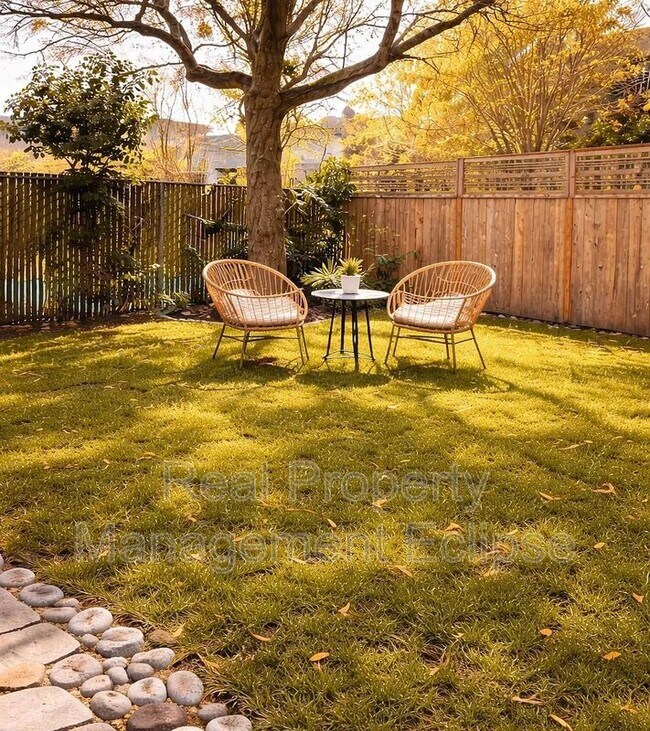 Building Photo - 2528 27th Ave W