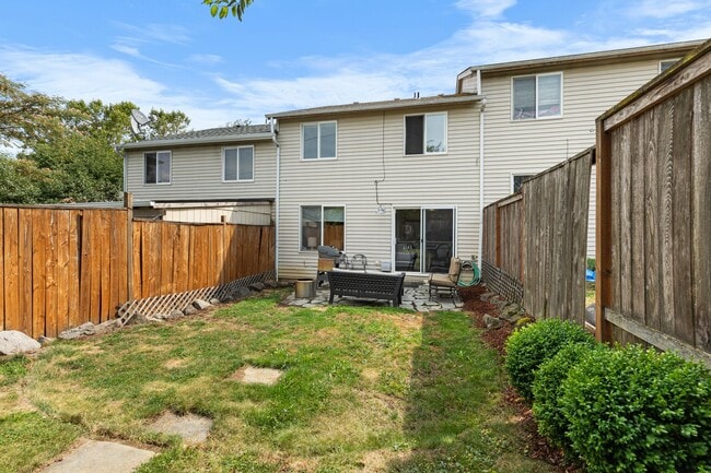 Building Photo - Lovely Row House in Kenton with Fenced Yar...
