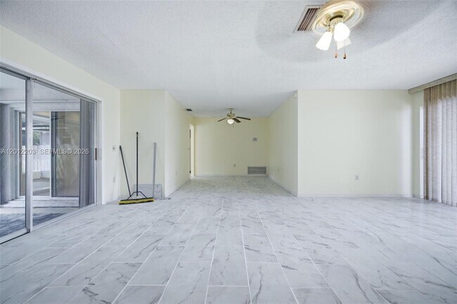 Building Photo - 920 NW 92nd Ave