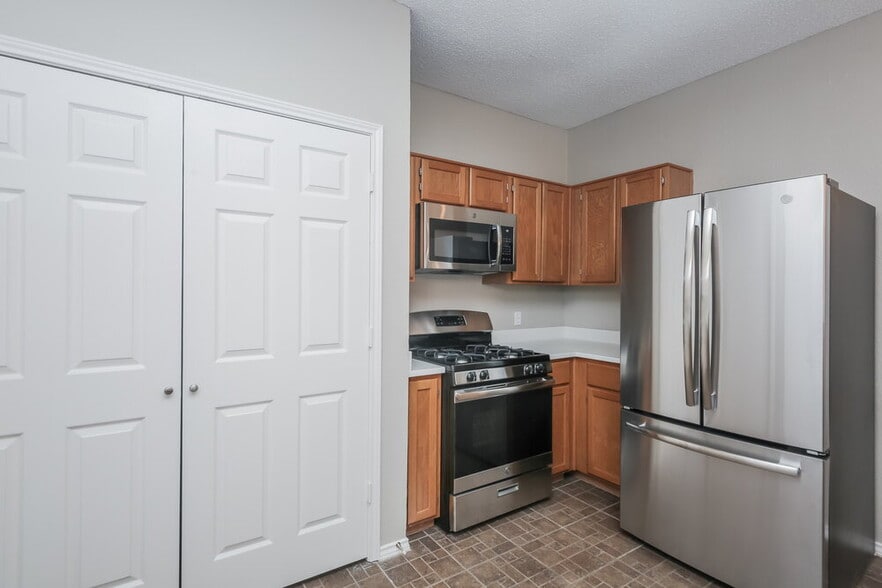 Building Photo - 2124 Creek Royal Dr