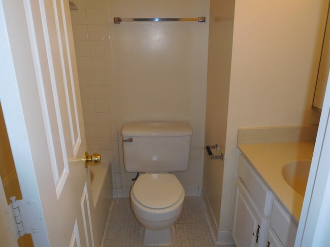 Building Photo - Renovated Townhome in the Heart of Bethesd...