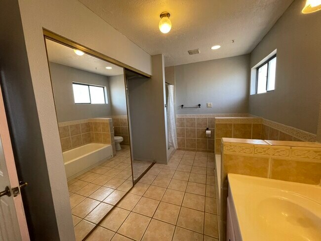 Building Photo - 6275 Roadrunner Loop NE