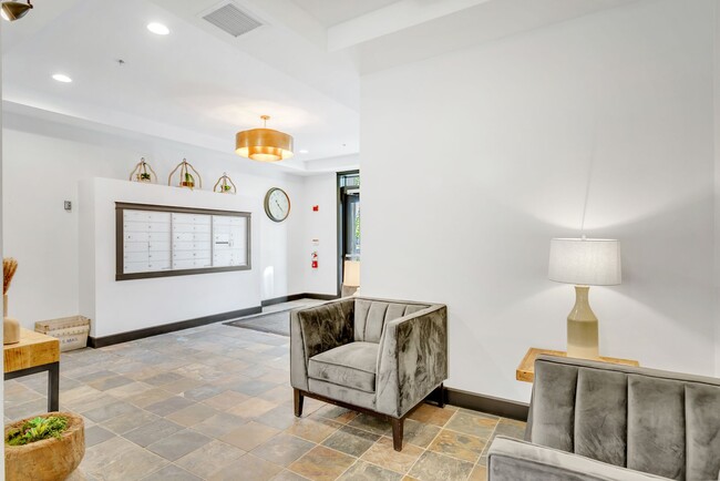 Building Photo - Luxury One-Bedroom Condo in Downtown Gresh...