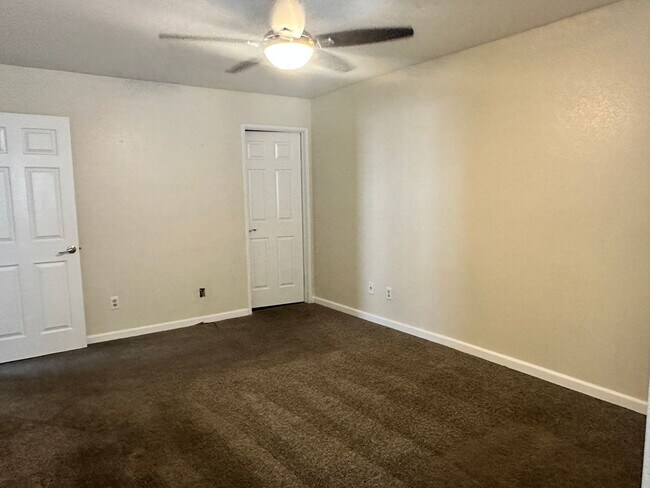 Building Photo - Beautiful 2-bedroom, 2-bathroom condo alon...