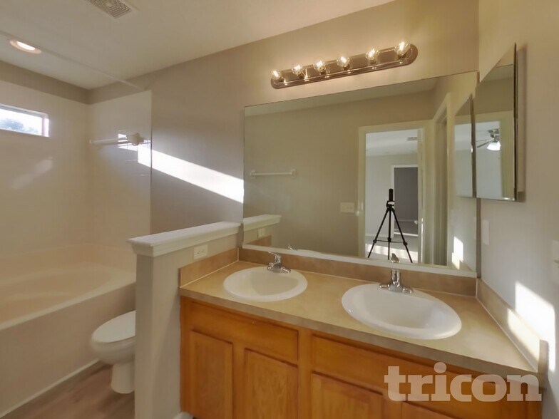 Building Photo - 3784 Lauren Crest Ct