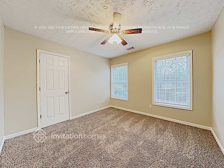 Building Photo - 690 Castlebrooke Dr SE