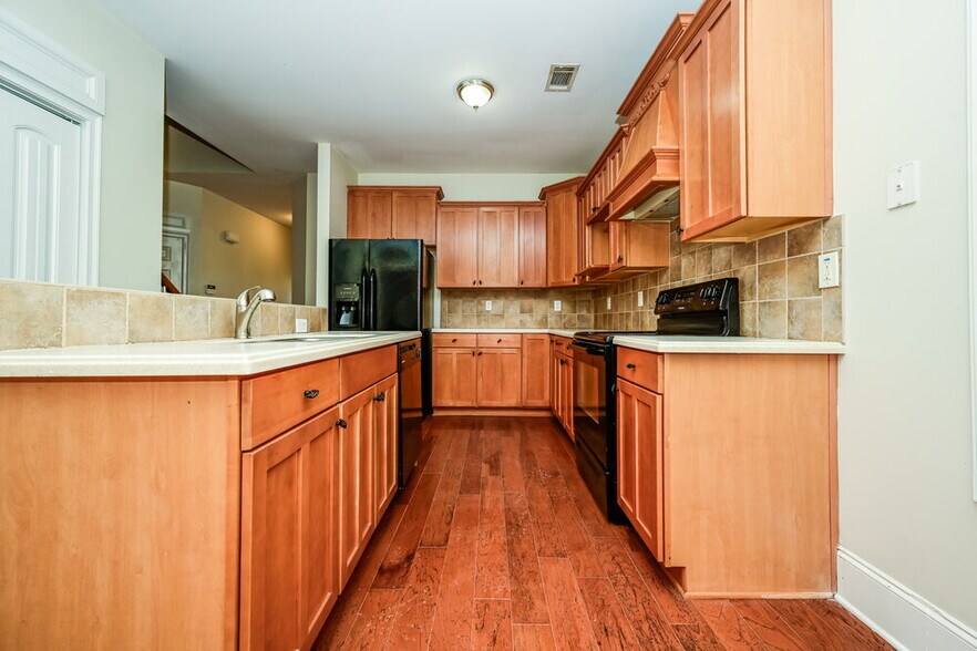 Building Photo - 104 Society St