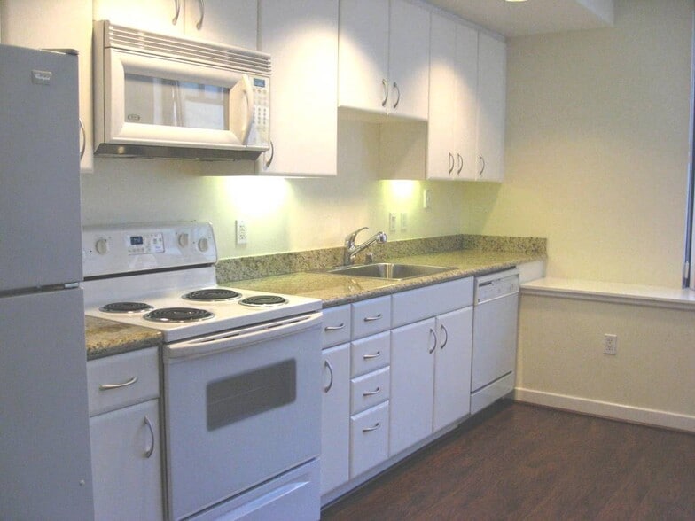 Building Photo - 260 King St