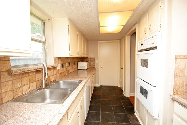 Building Photo - 614 Dalewood Dr