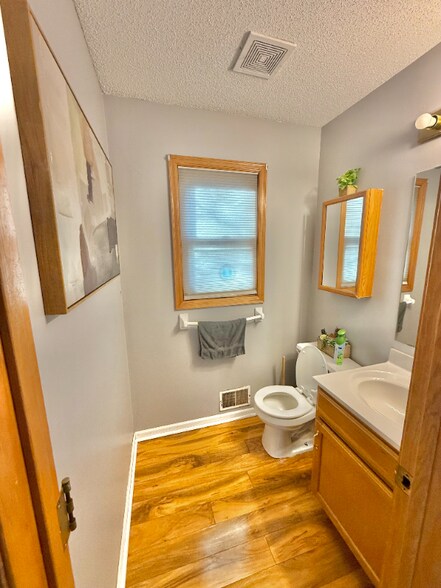 Building Photo - 2221 Polk St NE