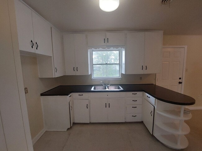 Building Photo - 3 Bedroom 2 Bath with Bonus Room near Broo...