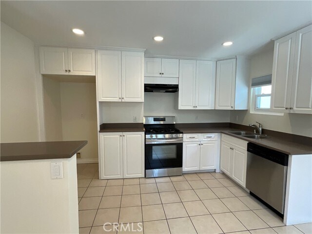 Building Photo - 2641 Santa Ana Ave