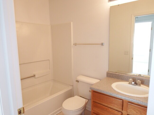 Building Photo - BEAUTIFUL 2 BEDROOM 2 BATH CONDO!