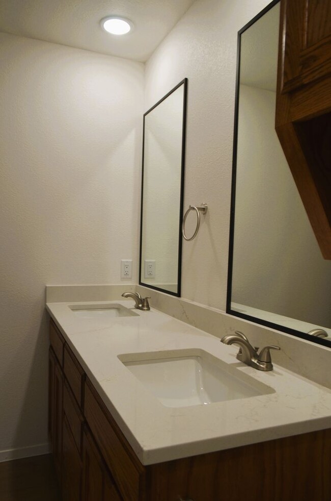 Building Photo - 971 Cline Dr