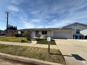 Building Photo - 3 bed, 2 bath single story home in Simi Va...