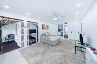 Building Photo - 129 Lake Carol Dr