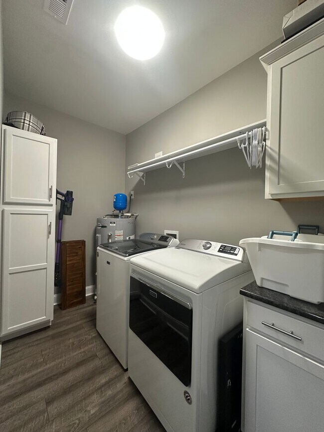 Building Photo - 225 Winding Creek Way