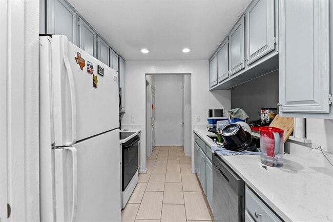 Building Photo - 806 W 24th St