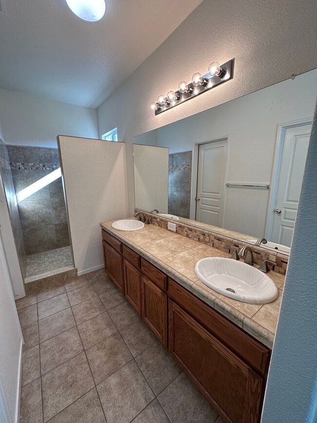 Building Photo - Charming 3 bedroom 2 bathroom home located in Hanford