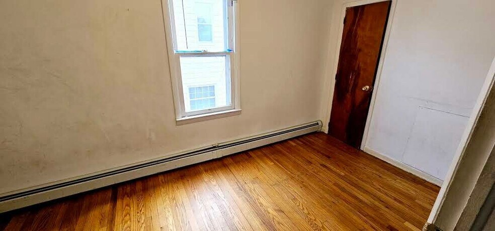 Building Photo - 942 E Elm St
