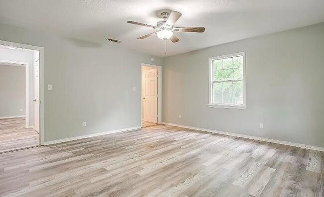 Building Photo - 3/2 Located within walking distance to Downtown Mineral Wells!