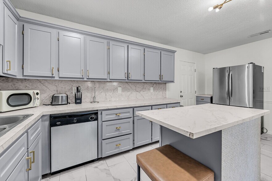 Building Photo - 1417 Rainbow Rd