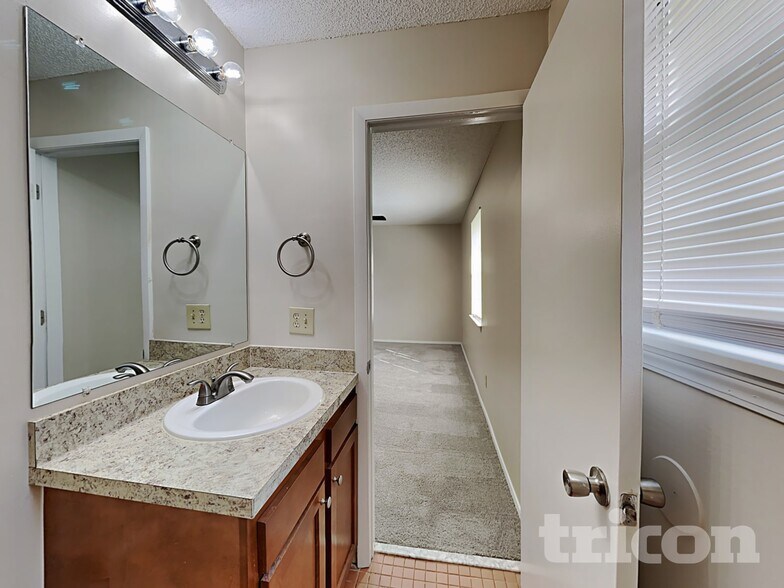 Building Photo - 10719 Lippizan Dr