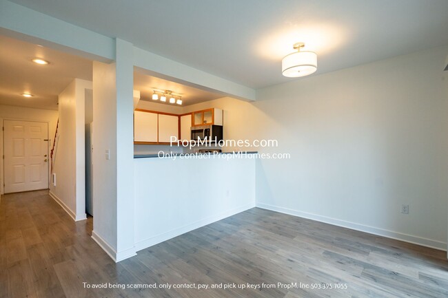 Building Photo - Cozy Two Bedroom Townhome in Tualatin! Upd...