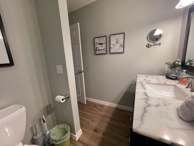 Building Photo - Furnished 2 bedroom 2 bath