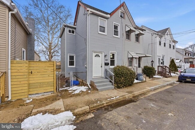 Building Photo - 923 Ridgeway St