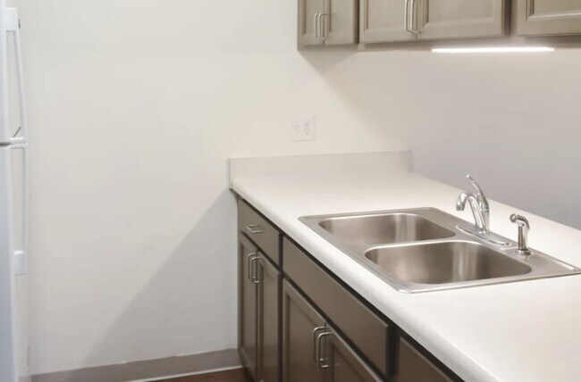 Building Photo - 654 S Westwood Ave