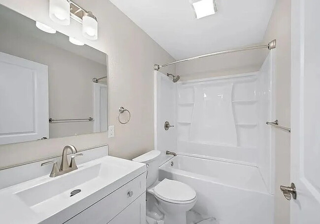 Building Photo - "Charming 3-Bed Townhouse with Granite Countertops & Hardwood Floors in Santa Ana!"