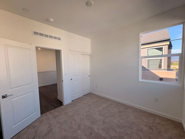 Building Photo - 3 Bed, 2.5 Bath townhome in Ontario!