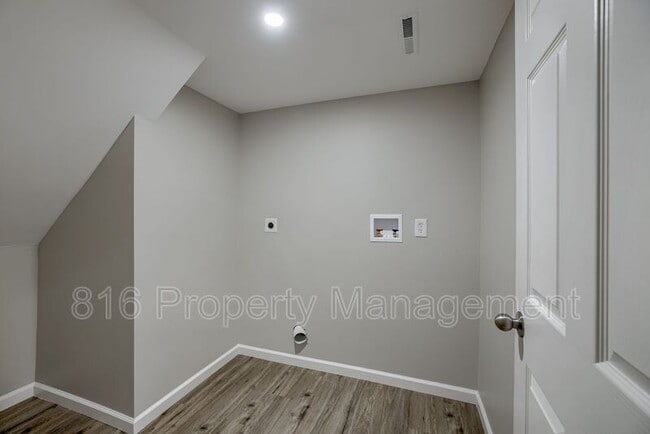 Building Photo - 1109 E Sea Ave