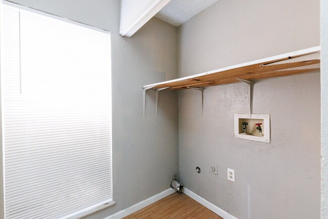 Building Photo - MOVE IN SPECIAL *1st Month Half Off Rent* - Extra Large 2 Bedroom 2 Bathroom Apartment