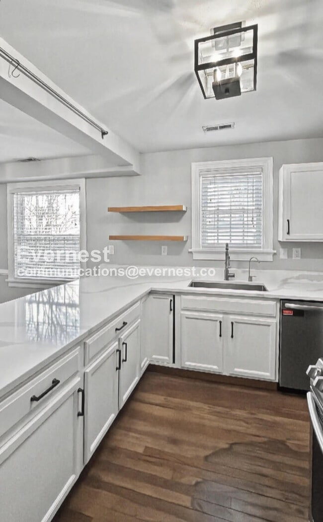 Building Photo - Museum District Charm Meets Modern Living / 3 bd & 2 ba / Availabe Now!