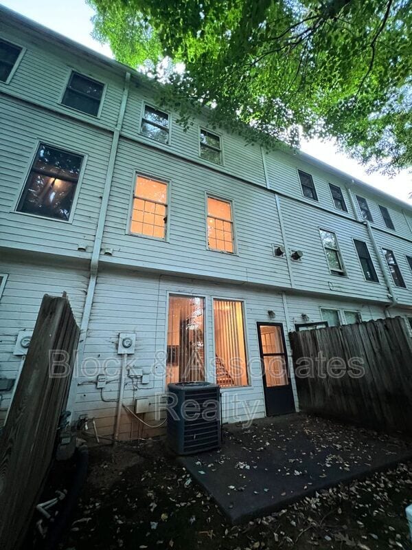 Building Photo - 1419 King Charles Dr