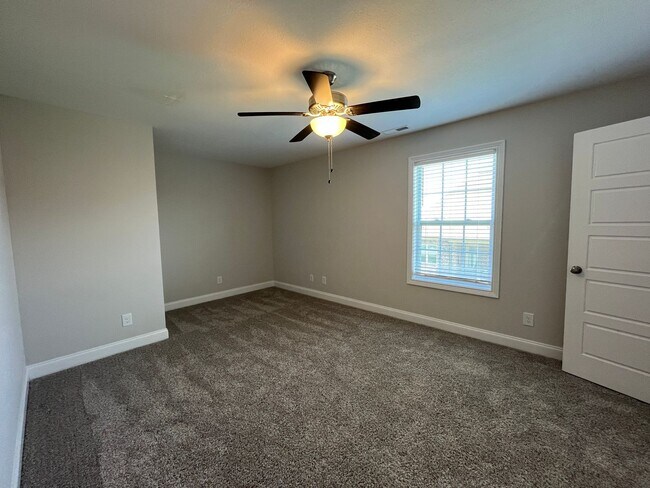 Building Photo - 557 Dexter Dr