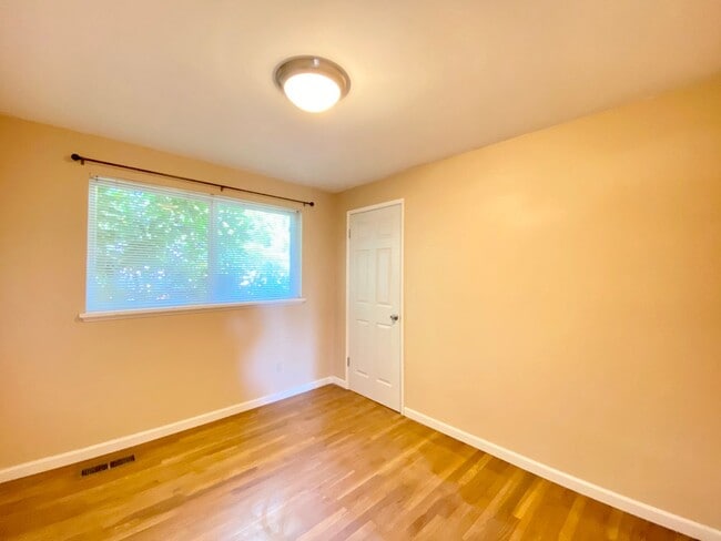 Building Photo - Charming Lake Hills Home in the Heart of Bellevue