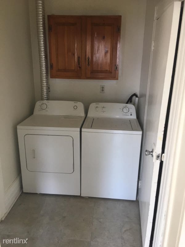 Building Photo - 3 br, 1 bath Apartment - 1 Oak St